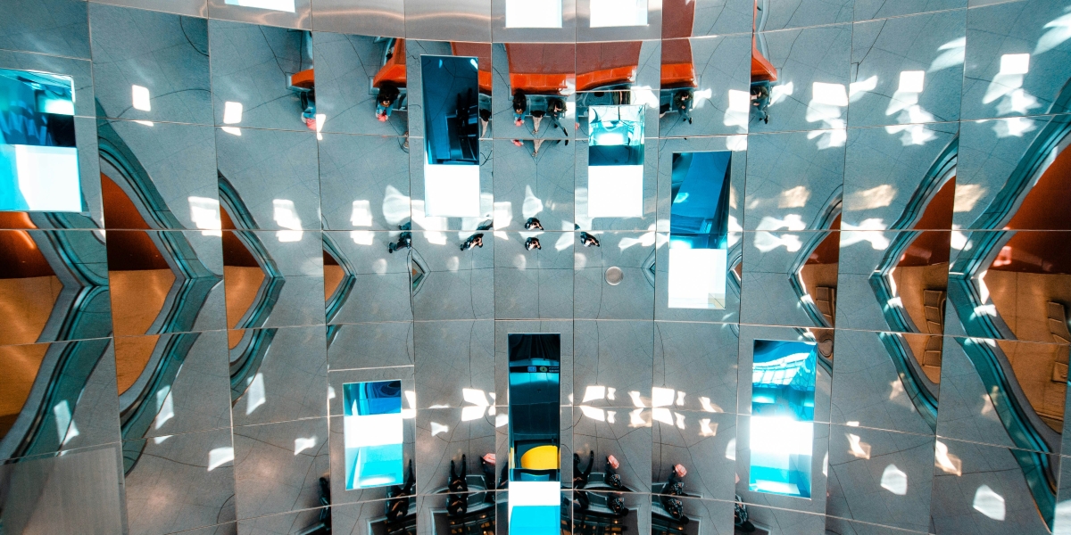 Framing Your Reflection: Why HomeKode Backlit Mirrors are Trending Across Dubai